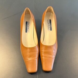 Joan & David Women's Brown Leather pumps